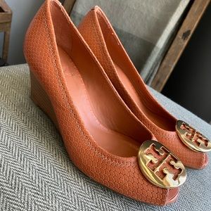 TORY BURCH wedge Sally orange snake reva logo